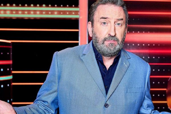 Lee Mack: The Inspiring Journey of Britain’s Quickest-Witted Comedian Lee Mack